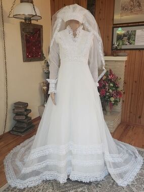 🕊️ Rare 1970s Vintage Renaissance Lace Wedding Gown & Matching Crown